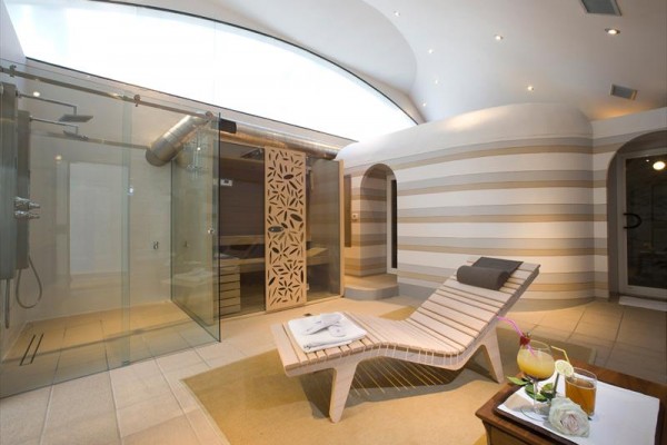 Nowoczesne spa z sauną i leżakiem.