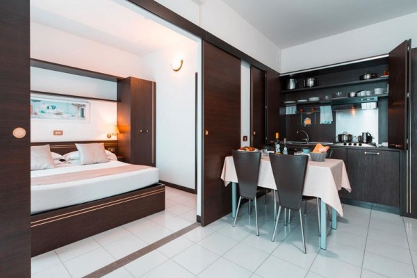 Nowoczesny apartament z sypialnią i aneksem kuchennym.
