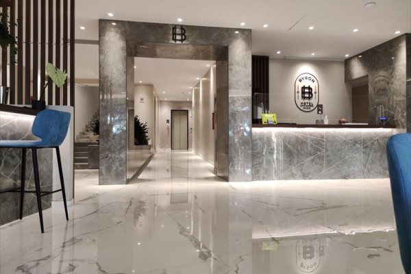 Luksusowa recepcja hotelowa z marmuru o futurystycznym designie.