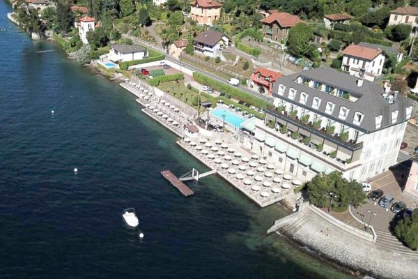 Hotel nad jeziorem z tarasem i basenem.