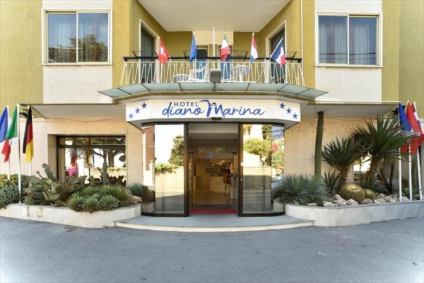 Wejście do hotelu z napisem 