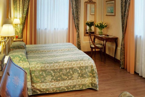 Elegancka sypialnia z podwójnym łóżkiem i drewnianymi meblami.