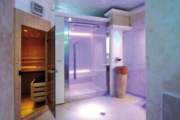 Pomieszczenie spa z sauną fińską i przeszkloną kabiną parową.