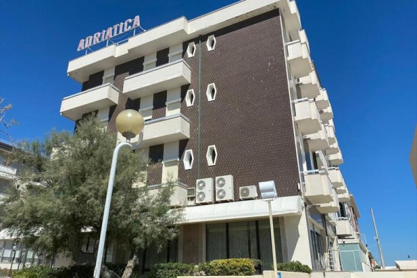 Budynek z napisem 