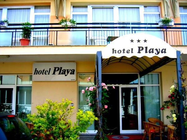 Wejście do hotelu Playa z napisem i kwiatową dekoracją.