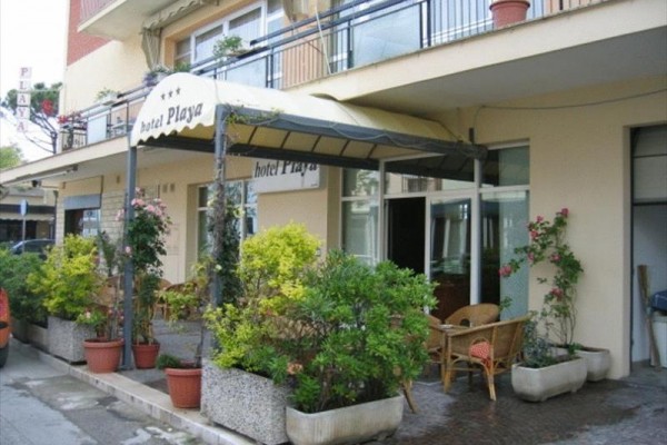 Wejście do hotelu Playa z tarasem i roślinami w doniczkach.
