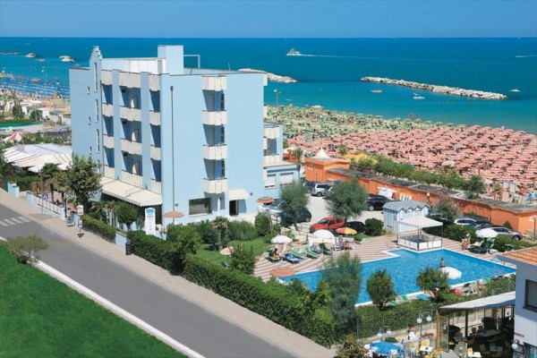 Hotel z basenem przy plaży.
