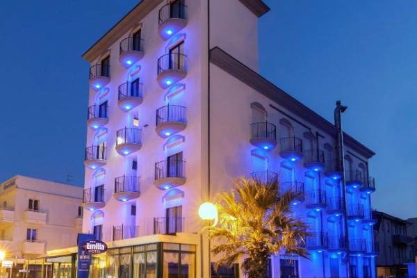 Budynek hotelu oświetlony niebieskim światłem wieczorem.