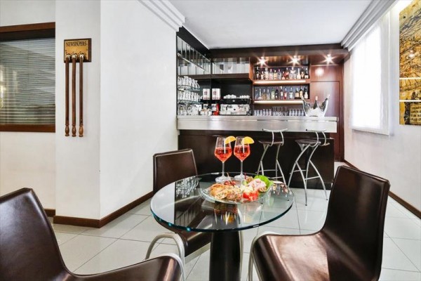 Nowoczesny bar z napojami i przekąskami na stoliku.