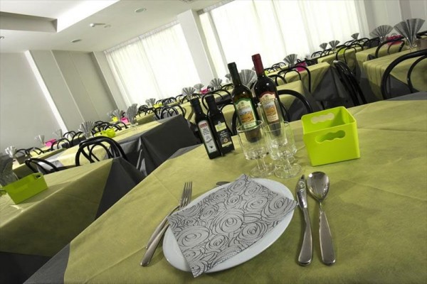 Nakryty stół z butelkami wina i zastawą w restauracji.