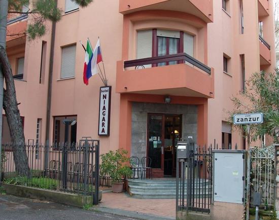 Wejście do hotelu z napisem 