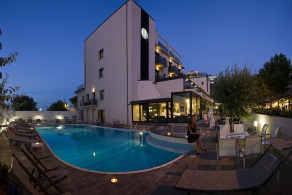 Luksusowy hotel z basenem na zewnątrz o zmierzchu.