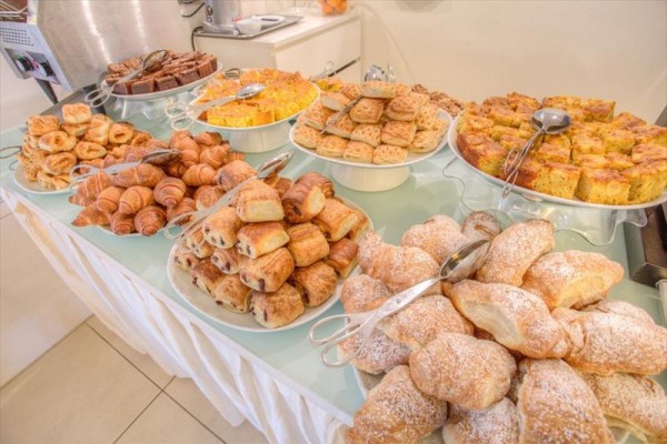 Różne rodzaje pieczywa na stole w bufecie.