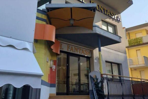 Wejście do restauracji ze schodami i tarasem.