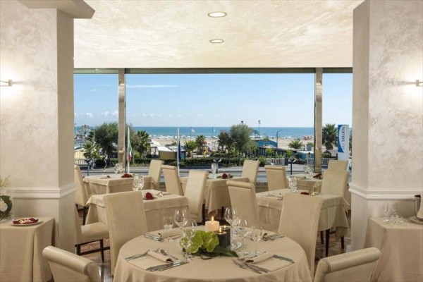 Elegancka restauracja z widokiem na morze i plażę.