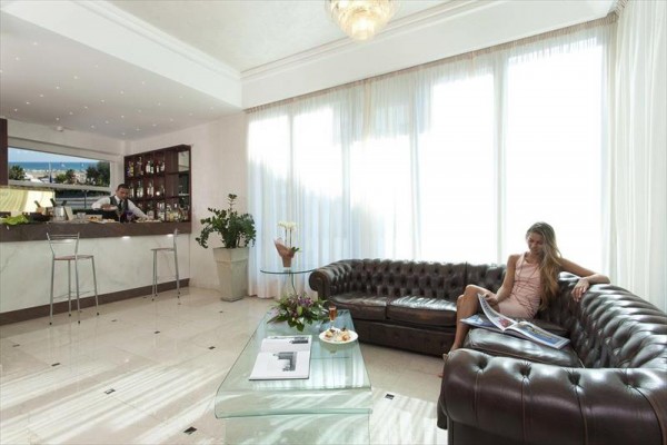 Eleganckie lobby hotelowe z skórzaną sofą i barem.