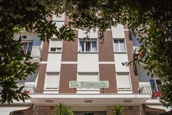 Fasada hotelu z napisem 