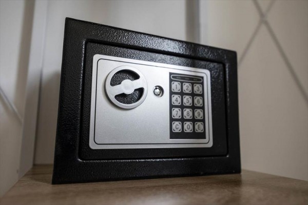 Czarny sejf z elektronicznym zamkiem i klawiaturą.