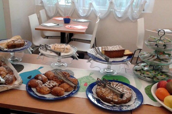 Stół z różnymi ciastkami i owocami wewnątrz restauracji.