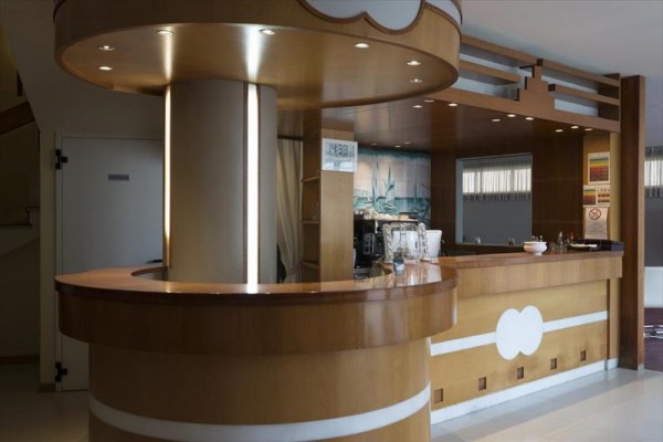 Drewniany bar z przylegającą ścianą i oświetleniem w nowoczesnym stylu.