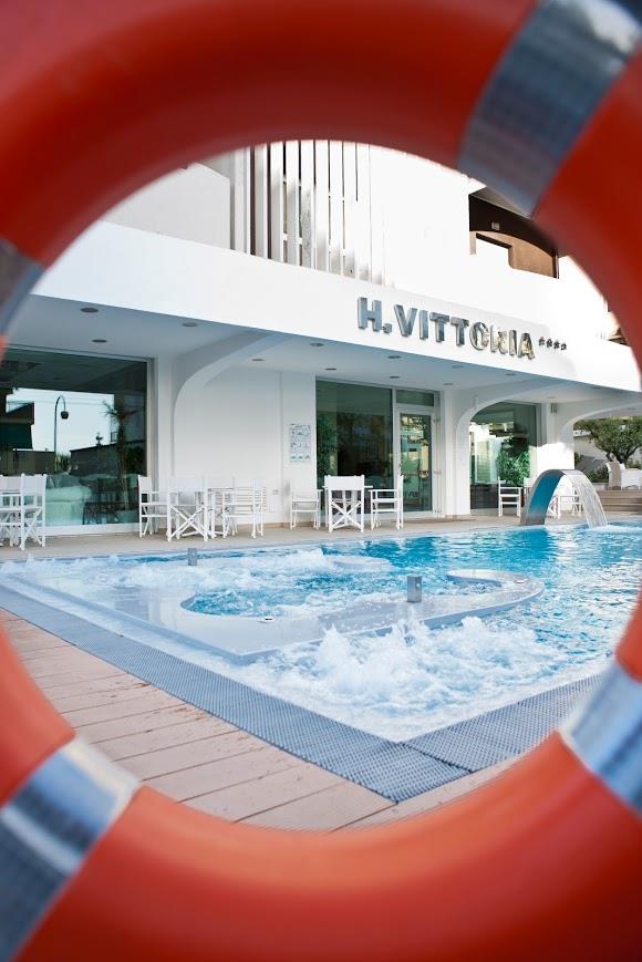 Widok na hotelowy basen przez koło ratunkowe.