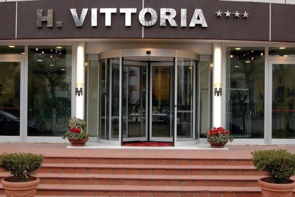 Wejście do hotelu z napisem 