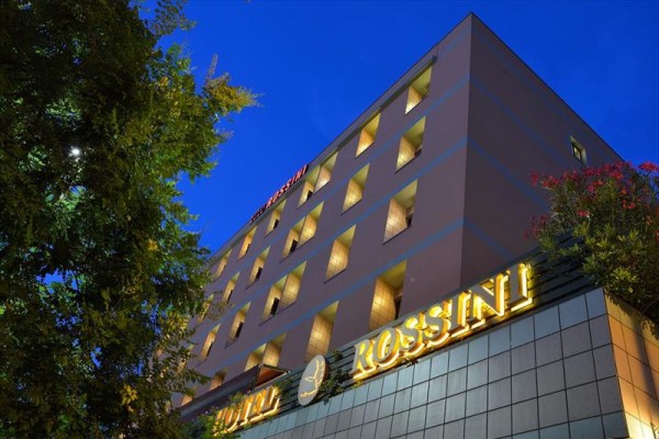 Budynek hotelu Rossini oświetlony o zmierzchu.
