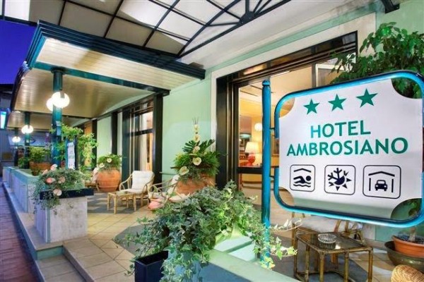 Wejście do hotelu z napisem 