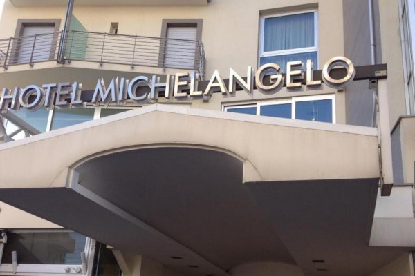 Wejście do hotelu z napisem 