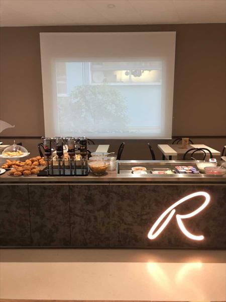 Bufet hotelowy z przekąskami na długim blacie.
