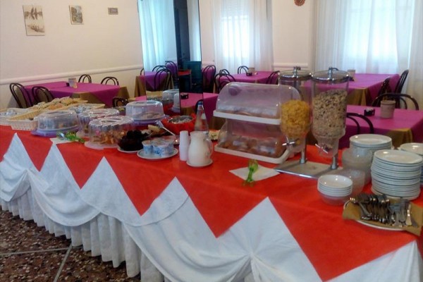 Bufetowy stół z różnymi potrawami i napojami w jadalni.