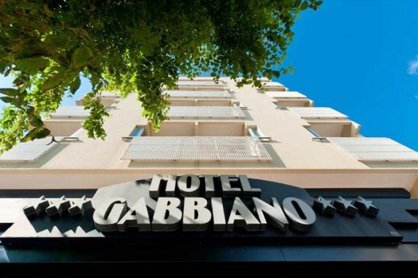 Budynek hotelu Gabbiano z napisem i niebieskim niebem.