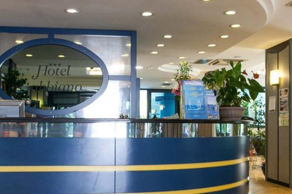 Recepcja hotelowa z niebieskim blatem i roślinami wokół.