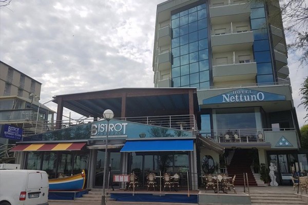 Hotel Nettuno z bistrem Bistrot w nowoczesnym budynku.