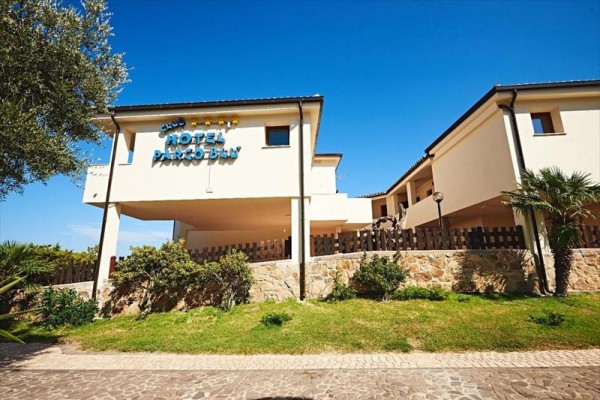 Budynek hotelu z jasną fasadą i napisem 