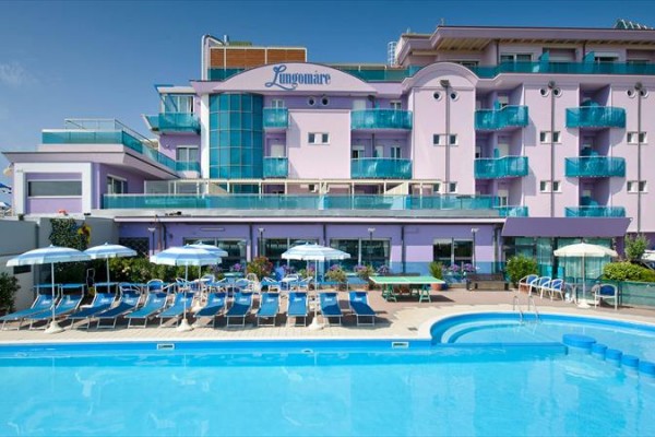 Fioletowy hotel z basenem i leżakami.