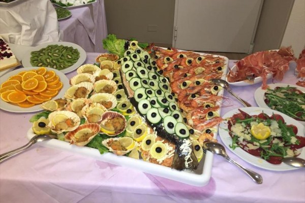 Różnorodny talerz z owocami morza i owocami na stole szwedzkiego stołu.  