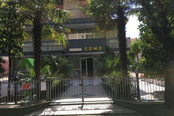 Wejście do hotelu COMO, otoczone palmami.