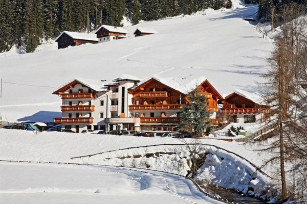 Górski hotel otoczony zaśnieżonym krajobrazem.