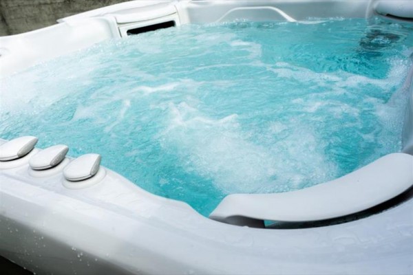 Jacuzzi wypełnione burzącej wodą.