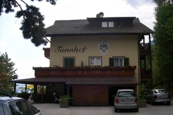 Budynek z napisem „Tannhof” i zaparkowanymi samochodami przed nim.