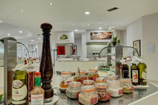 Stół z wyborem przypraw i sosów w restauracji z bufetem.