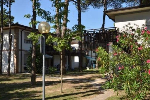 Nowoczesne budynki otoczone drzewami i kwiatami w parku.