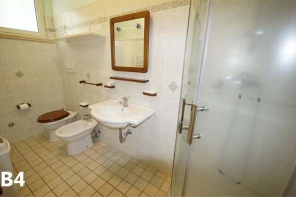 Łazienka z umywalką, bidetem, toaletą i prysznicem.